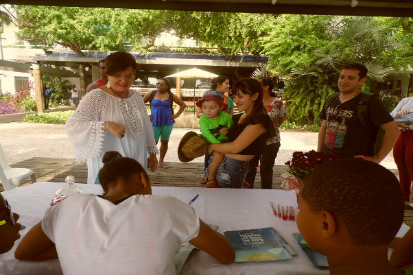 Crianças autografam cartilha ambiental ilustrada por elas, na Bahia Marina