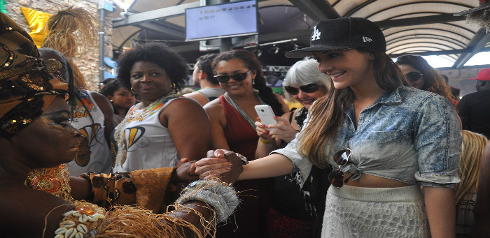 Atriz global Josie Pessoa curte famosa feijoada da Negra Jhô em Salvador
