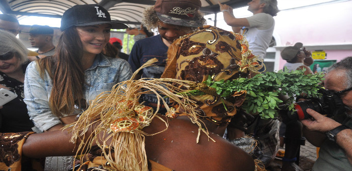 Atriz global Josie Pessoa curte famosa feijoada da Negra Jhô em Salvador