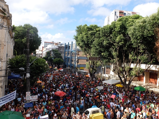 Mais de 900 mil pessoas vão às ruas na 15ª Parada LGBT da Bahia