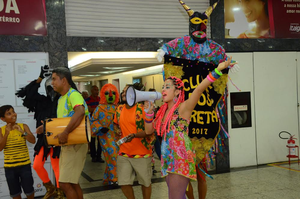 Baile com o Clube dos Caretas animou  a tarde de terça-feira no Shopping Itaigara