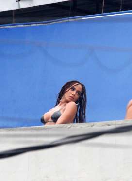 Anitta rebola com biquíni de fita isolante durante gravação de clipe no Vidigal