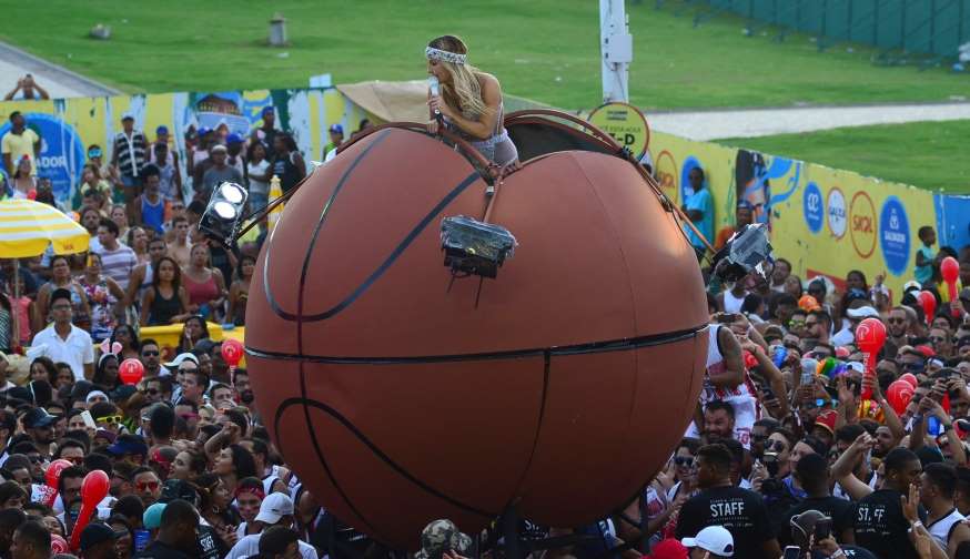 Claudia Leitte atravessa Barra-Ondina em ‘bola de basquete’