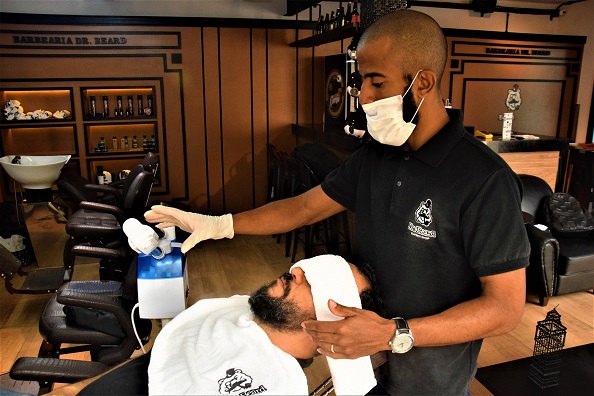 ​​​​Barbearia pioneira no tratamento com vaporizador de ozônio atrai público masculino em Salvador​