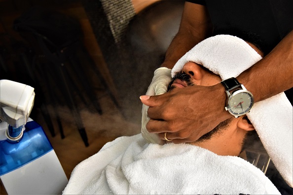 ​​​​Barbearia pioneira no tratamento com vaporizador de ozônio atrai público masculino em Salvador​