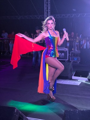 Com muita cor e cristais Swarovski, Mari Antunes brilha durante Carnaval da Babado Novo no estado de Pernambuco