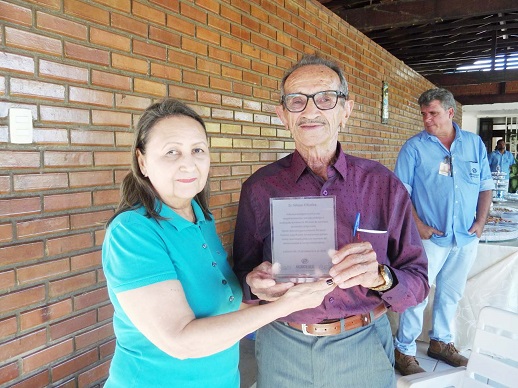 Seu Nilson comemora 80 anos e recebe placa de reconhecimento da Agrovale
