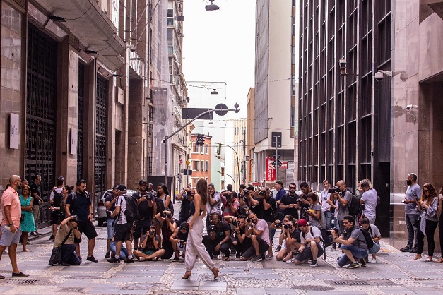 Emerson Lima incentiva a arte pelas ruas de São Paulo com celebridades do mundo fashion