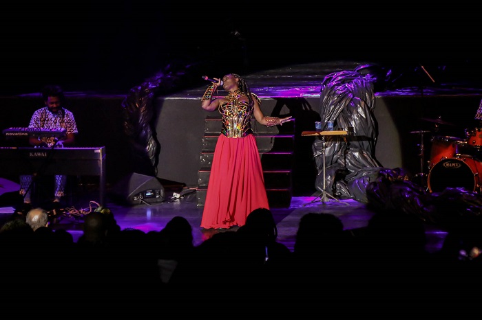 Nara Couto apresenta força e leveza da mulher negra em palco principal do Teatro Castro Alves