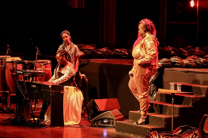 Nara Couto apresenta força e leveza da mulher negra em palco principal do Teatro Castro Alves